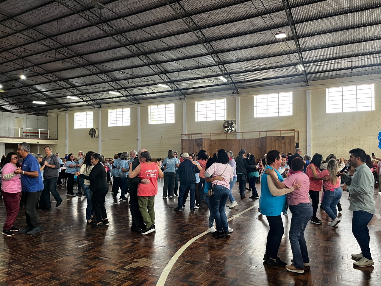 Encontro do Dia do Idoso reúne mais de 300 participantes e abre programação do Outubro Rosa em Parobé