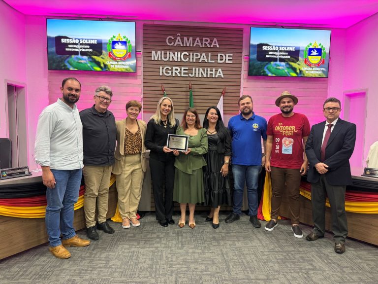 Câmara de Igrejinha entrega homenagens a três personalidades da área pública