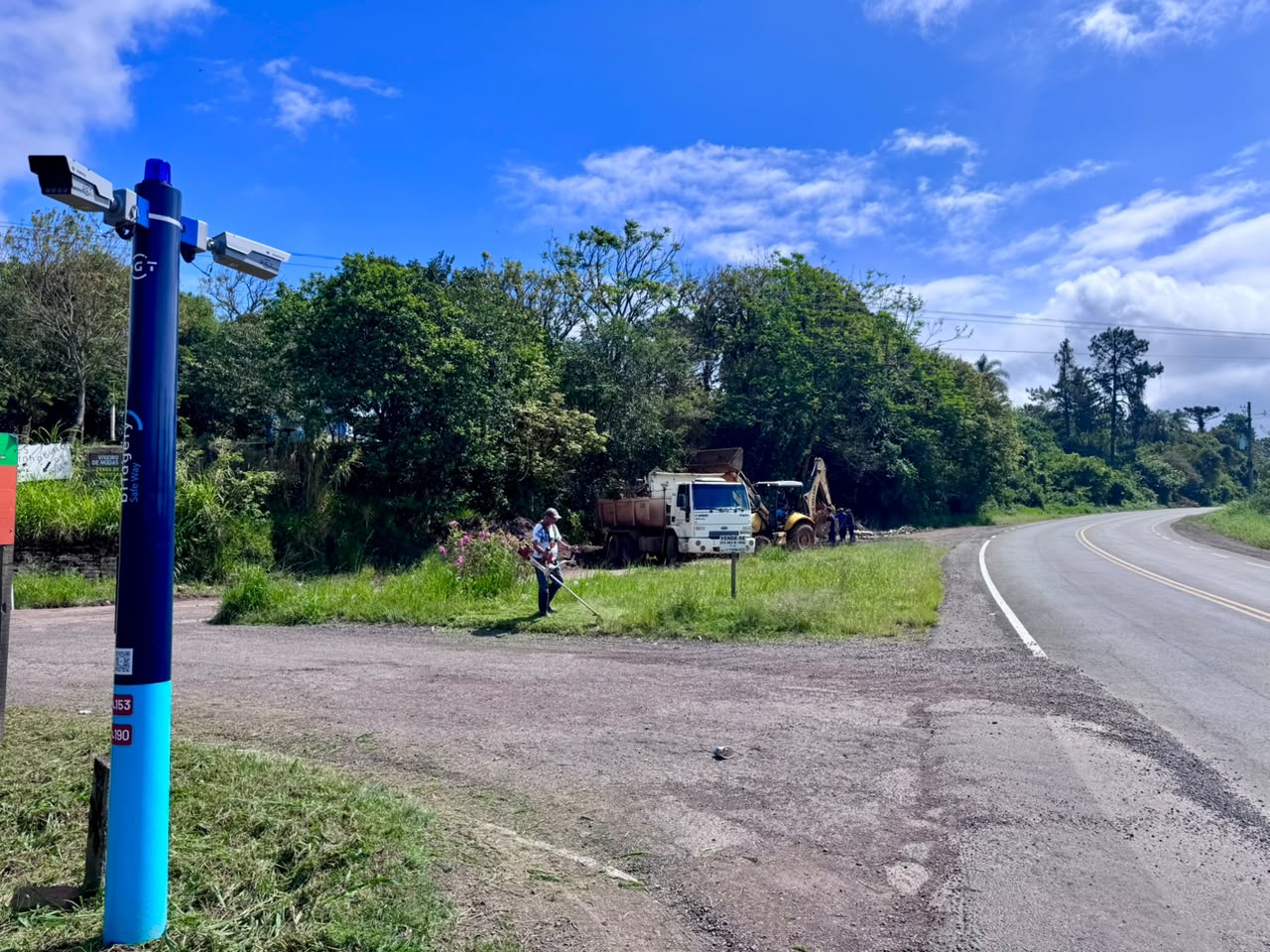 Prefeitura de Taquara realiza limpeza em ponto de descarte irregular de lixo no acesso a Entrepelado