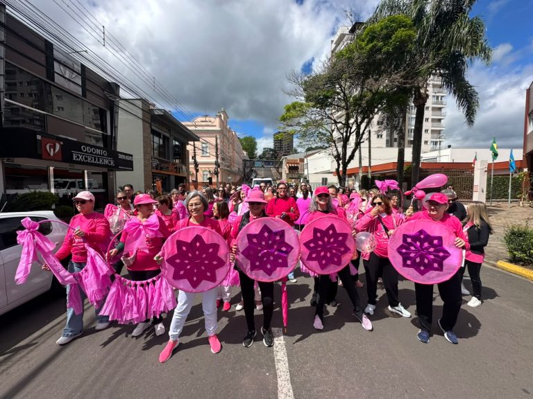 Caminhada do Outubro Rosa reforça prevenção ao câncer de mama em Taquara