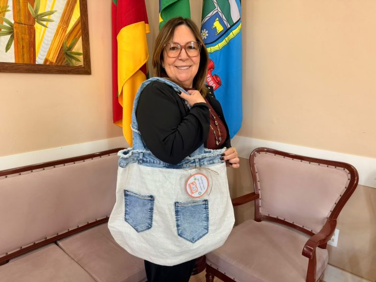 Projeto sustentável transforma sacos de grãos e ração em ecobags em escola de Taquara