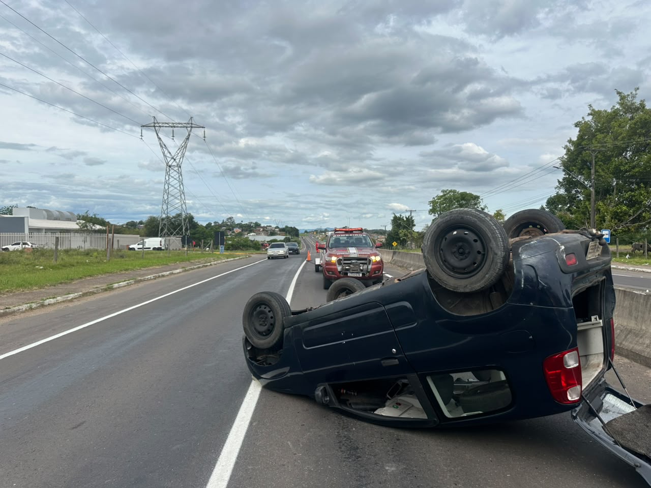 Carro capota na ERS-239 após motorista tentar desviar de carroceiro em Taquara