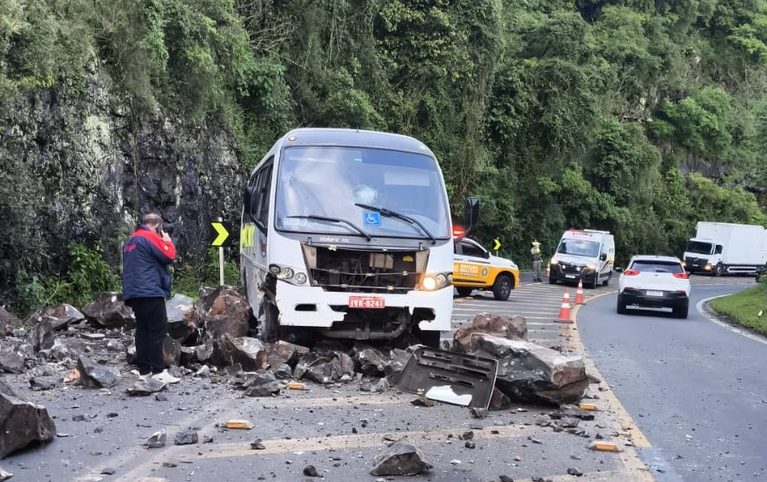 Micro-ônibus de Parobé colide contra pedras após queda de barreira na ERS-115, em Gramado