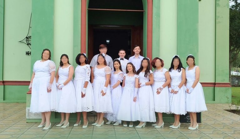 Nove adolescentes acolhidos pelo Lar Padilha celebram a Confirmação