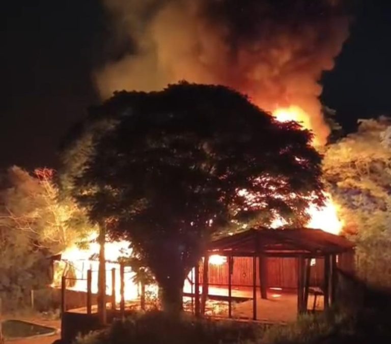 Incêndio consome duas residências na noite desta quinta-feira (29) em Parobé