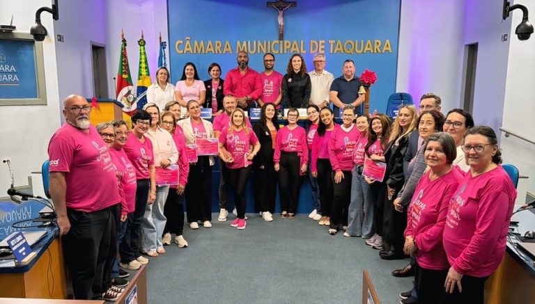 Câmara de Taquara homenageia mulheres que enfrentaram o câncer de mama em sessão solene