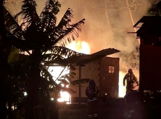 Incêndio destrói residência e mobiliza Bombeiros Voluntários em Igrejinha