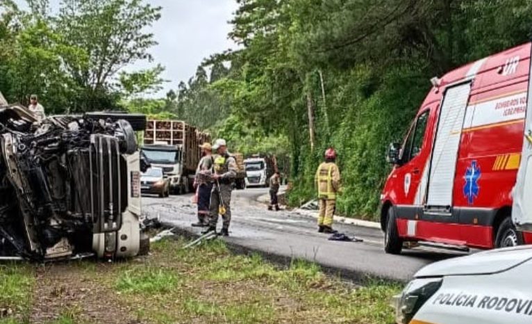 Caminhão tomba na ERS-020 e deixa motorista ferido em Igrejinha