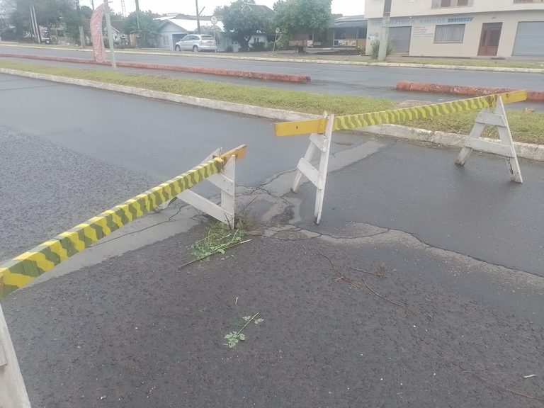Pista lateral da Avenida Sebastião Amoretti é interditada após problema em bueiro e canalização